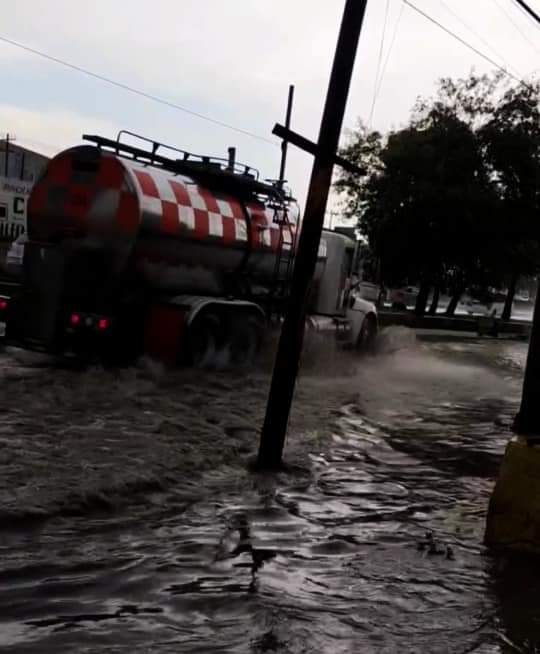 PuntoMedioEdo's tweet photo. ⚠️⛈📢 Se registran inundaciones, sobre carriles laterales de la autopista México-Querétaro, esto a la altura de la empresa Bacardi. https://t.co/4zlCmJZK6E