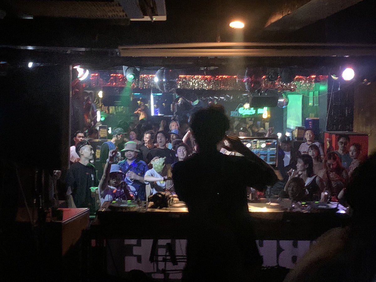 topchoice3104's tweet image. 初めて回したのは18歳くらいのとき、ハッピーマニアのオープン。
時を経て周年に呼んでもらえるようになった。そのときのタイムテーブルは21時台か22時台。

BRIDGE最後の周年のタイムテーブルは2:20から
感慨深かった。
24周年改めておめでとうとうございます！
今年一杯よろしくお願いいたします。