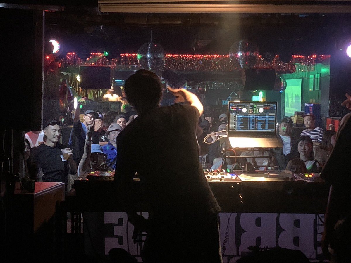 topchoice3104's tweet image. 初めて回したのは18歳くらいのとき、ハッピーマニアのオープン。
時を経て周年に呼んでもらえるようになった。そのときのタイムテーブルは21時台か22時台。

BRIDGE最後の周年のタイムテーブルは2:20から
感慨深かった。
24周年改めておめでとうとうございます！
今年一杯よろしくお願いいたします。