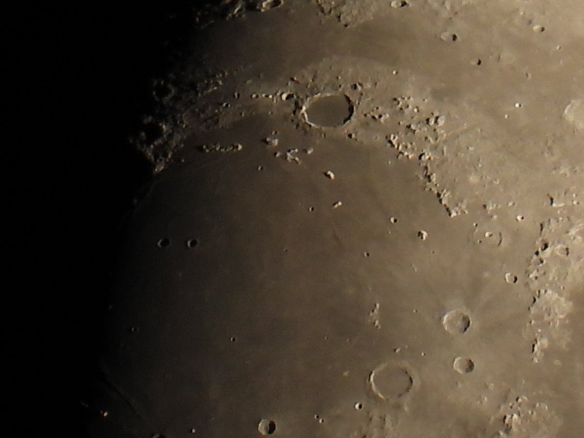 lakazel's tweet photo. #MareImbrium #Regenmeer oberhalb von Plato und unten am Terminator sind rote Lichter zu erkennen; zweites Bild ist das unbearbeitete. #moon https://t.co/6jkKa6auAc