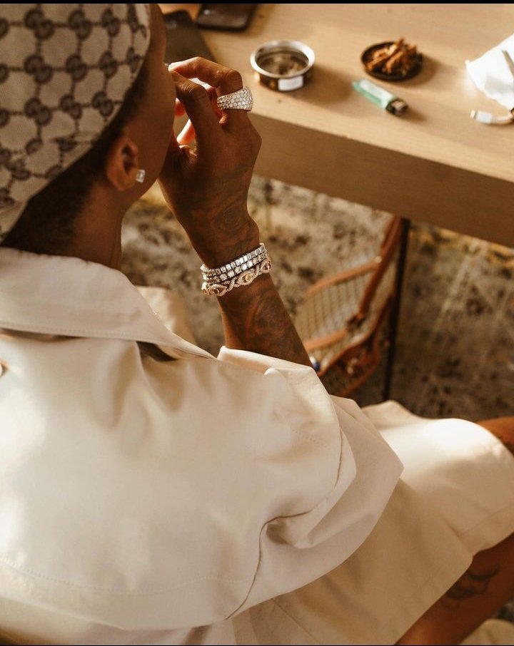 efebreezy's tweet photo. Big Wiz O Clock ❤️🦅

Happy Birthday Ayo Balogun my idolo✨

May you live long and never fall.

We love you 💯

#WizKidAt34 https://t.co/KWQ78akPMj