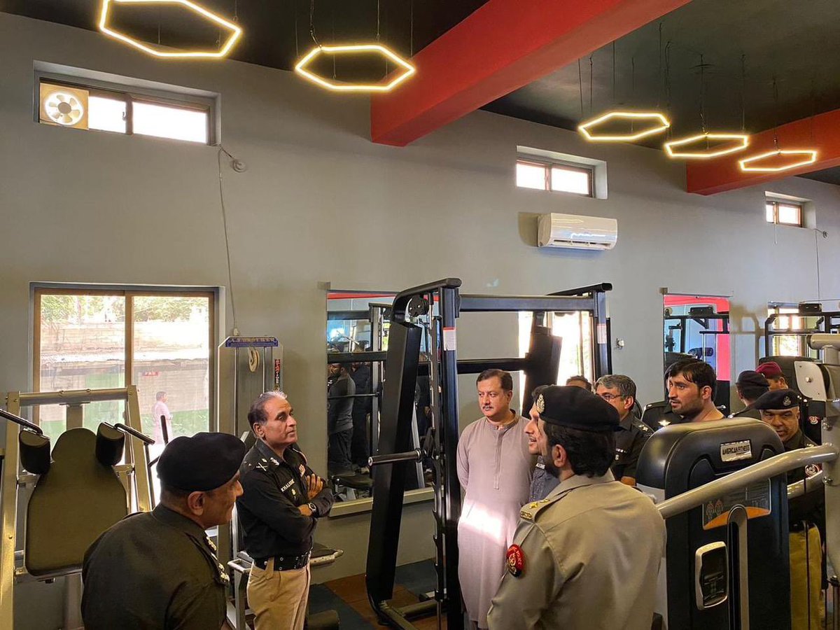 انسپکٹر جنرل آف پولیس بلوچستان عبدالخالق شیخ پولیس لائن میں پولیس ملازمان کیلئے بننے والے فٹنس کلب کا افتتاح کررہے ہیں اس موقع پر انکے ہمراہ ڈی آئی جی ٹیلی علی شیر  ، ڈی آئی جی کویٹہ اعتزاز احمد گورائیہ ، ایس ایس پی آپریشن محمد بلوچ ، ایس ایس پی ٹریفک بہرام خان بھی موجود ہیں