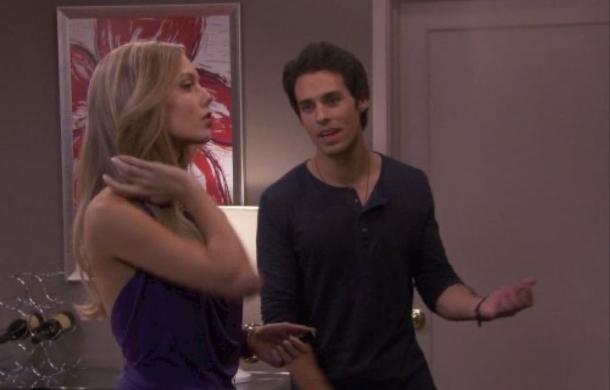 Anyone remember Tyler from Hollywood Heights? He definitely could’ve been in the Vampire Diaries 🤣