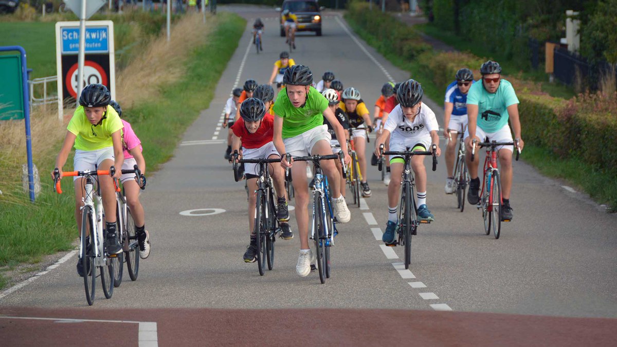 Summer Camp 54th Tour de Schalkwijk 🇳🇱 is an annual cycling event.
Hundred riders 🚵‍♀️ aged 9-12, split into 10 teams, compete in time trials (Sundays), a points race (Wednesday), and morning stages.
Afternoons and evenings include games, swimming, a fox hunt, and a farm sleepover.