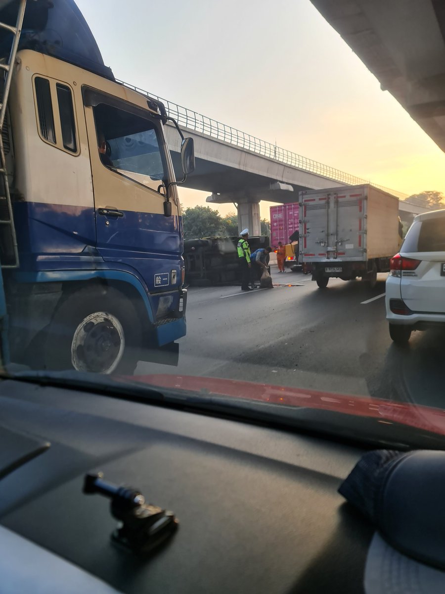 estu_arini's tweet photo. Kecelakaam truk toll japek arah cikampek km 11 di Lajur 2. Macet dari simpang cikunir. @RadioElshinta https://t.co/iOqgZiLNMq