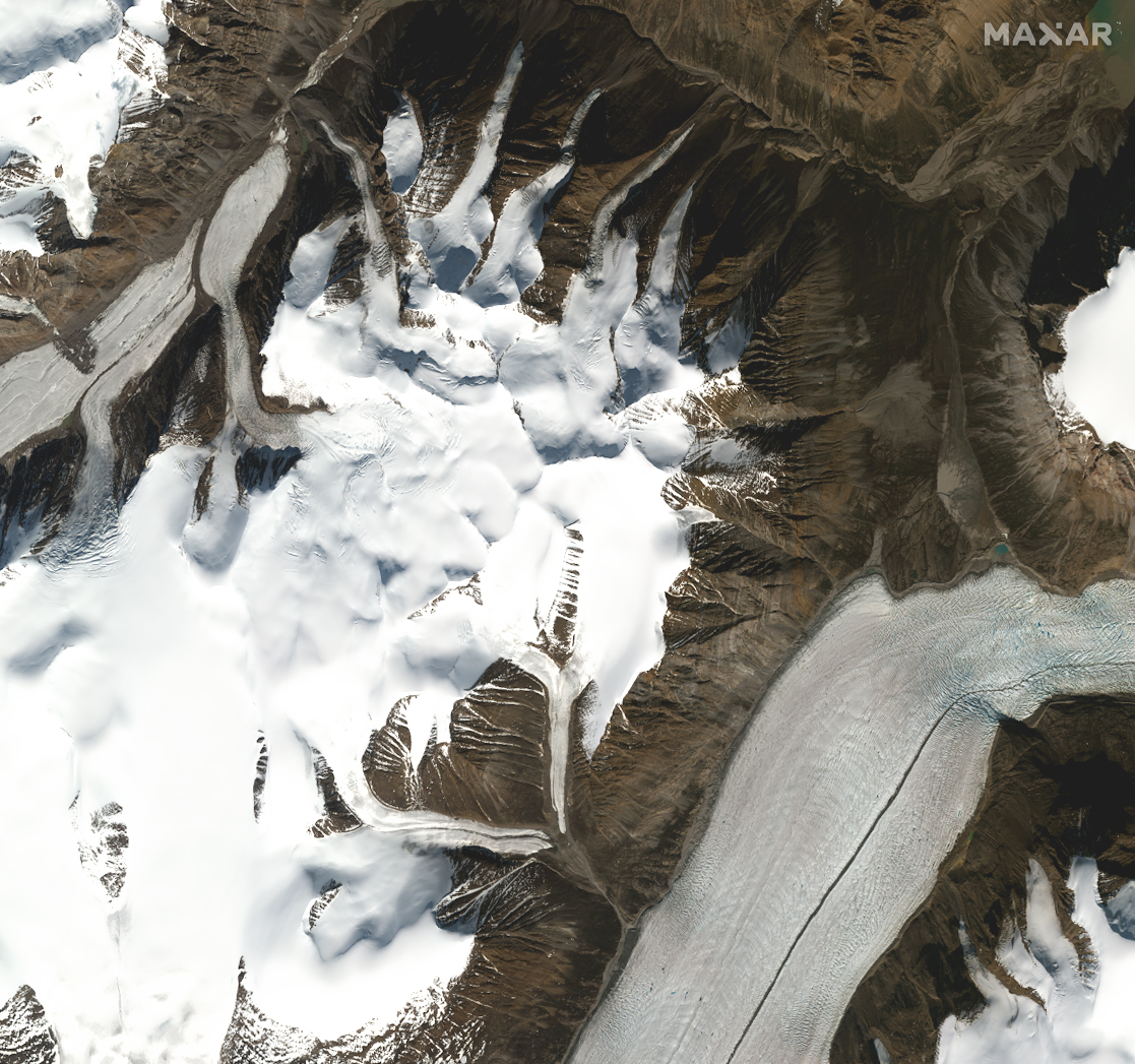 vantortech's tweet image. During the @EsriUC plenary this afternoon, @JTKerby illustrated his presentation about monitoring environmental changes in the Arctic with two of our satellite images! We’re sharing them here in case you’d like to see it in more detail:

#EsriUC2024 #EsriUC