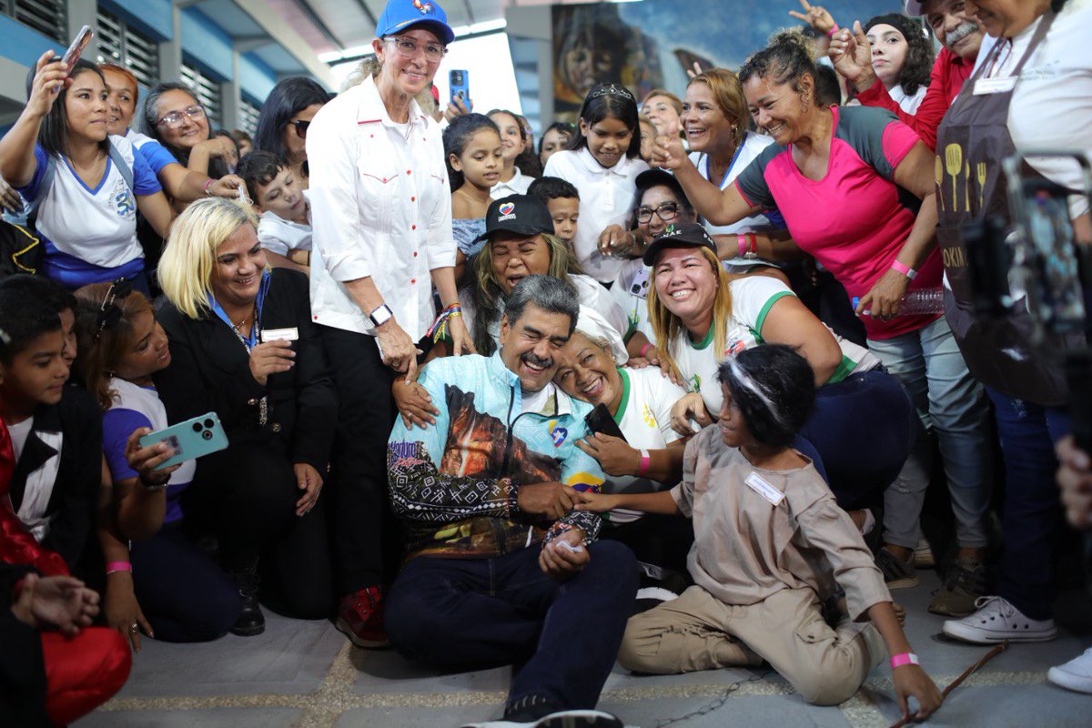 #LaFoto 📸 | ¡Amor con amor se paga!. Así quedó demostrado en el encuentro del presidente <a href="/NicolasMaduro/">Nicolás Maduro</a> con docentes y estudiantes de la Unidad Educativa "Luís Beltrán Prieto Figueroa", en el estado Bolívar.