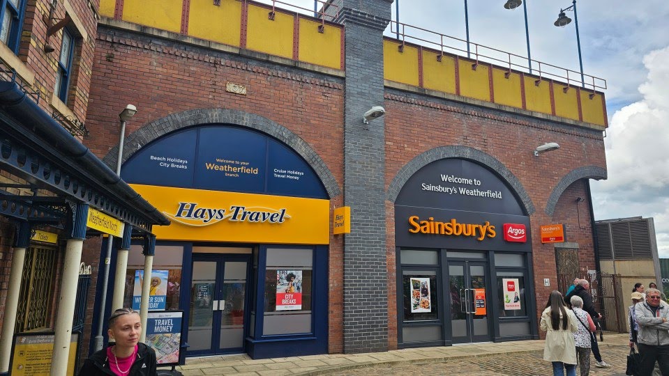 dannygoodall25's tweet photo. The new Shop on Coronation Street has been added and it's a Sainsbury's /Argos! #corrie #newset #minecraft #sainsburys #argos #haystravel #newlook #Minecraftbuilds #weatherfield #iconicstreet @itvcorrie https://t.co/JL9gkT6srX