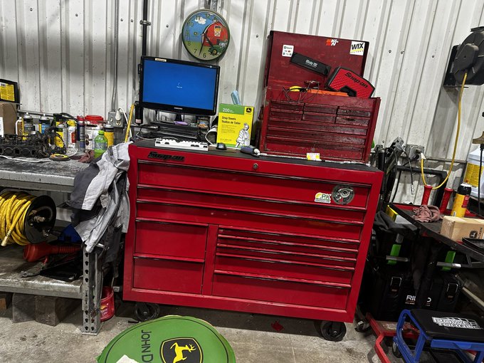 Anyone wanna buy nudes of me with my box or with some heavy machinery? https://t.co/76exM4uTGO