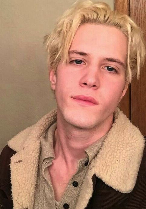 poptime's tweet photo. GENTE? Charlie Grant, irmão de Lana Del Rey, debuta nova aparência e assusta internautas. https://t.co/gC9PIIIKDc