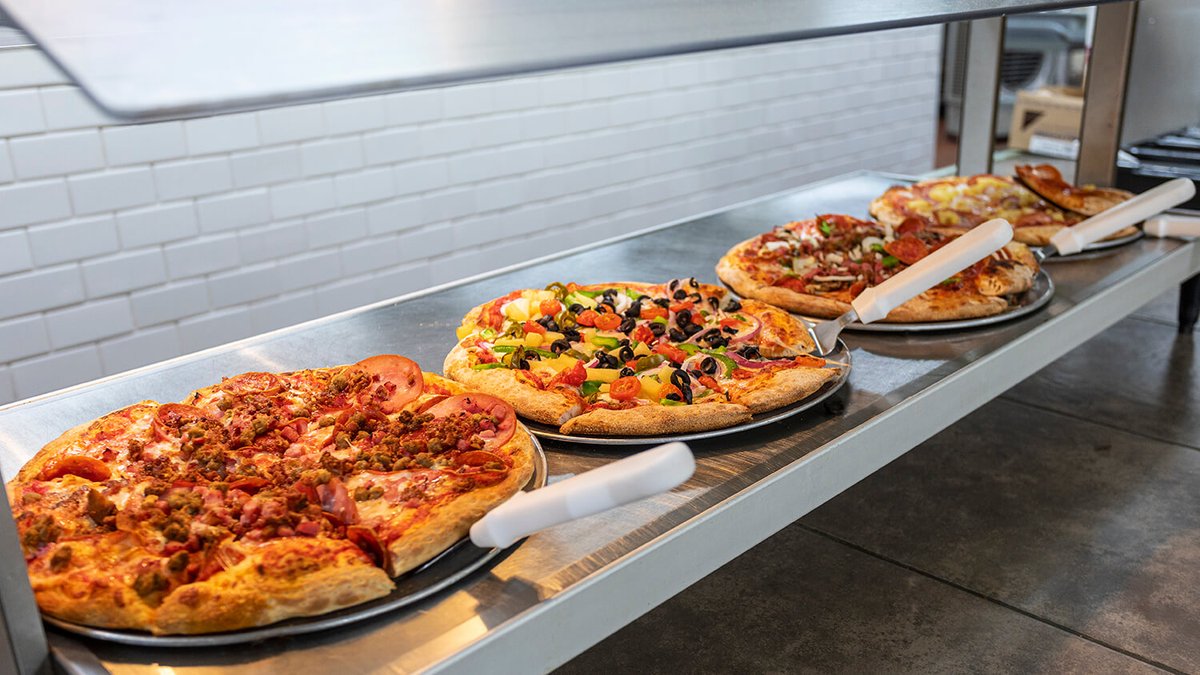 FrontierTerr's tweet photo. #RoadSideDining: You'll feel right at home in @TonopahNevada at Hometown Pizza. Dig into find hot and savory pizzas, fresh salads, chicken wings, calzones, and more! https://t.co/CHFQXENwRB https://t.co/nHMQiwUFWG