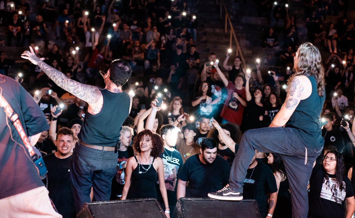 _El1j4h's tweet photo. Papo reto

A parada que eu senti quando eu vi do palco + de mil pessoas curtindo minha banda c/ aquelas lanternas acesas durante nosso som + carregado emocionalmente pra mim, é algo que eu quero que todo mundo possa sentir um dia.

Não dá pra descrever. O Pedro de 13 anos venceu. https://t.co/GA2oqH7W02