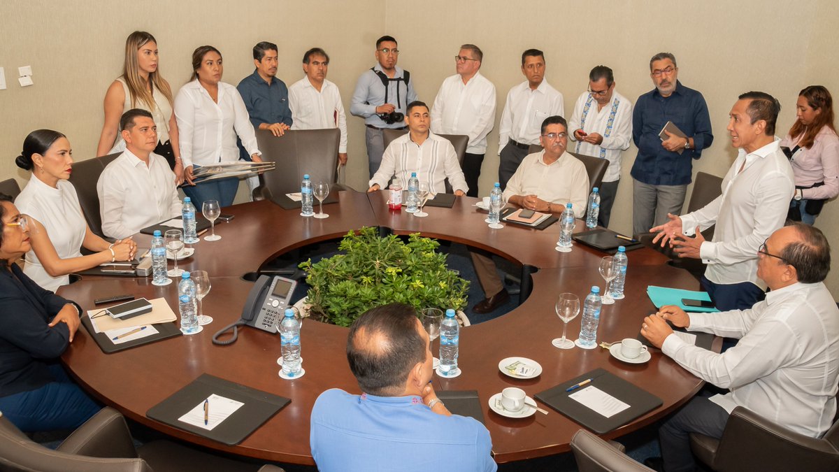 CCEGRO_oficial's tweet photo. Con el objetivo de coordinar los esfuerzos del Sector Privado de Guerrero con las nuevas administraciones municipales del periodo 2024-2027 y el Gobierno del Estado, el día de hoy nos reunimos con los Presidentes Municipales Electos de:

- Acapulco: Mtra. Abelina López Rodríguez (@AbelinaLopezR);
- Chilpancingo: Lic. Alejandro Arcos Catalán;
- Cocula: Lic. Raymond Román Alarcón;
- Coyuca de Benítez: Lic. Víctor Hugo Catalán Díaz;
- Eduardo Neri: Q.B.P. Sara Salinas Bravo (@Sara_Salinas_B);
- Taxco: Arq. Juan Andrés Vega Carranza;
- Zihuatanejo: C.P. Lizette Tapia Castro (@LizetteTapiaC)

La sesión fue presidida por nuestro Presidente, Julián Urióstegui Carbajal (@JulianUriostegi), así como por los Presidentes y Representantes de las Comisiones del CCE Guerrero:

- Agroindustria: Carlos Renato Hernández Rodríguez;
- Minería: José Luis Peralta Flores (@TorexGold)
- Turismo: Levi Williams Manzanares (@Leviw75);
- Infraestructura: Carlos Fco. Sevilla Rodríguez (@CMICGuerrero);
- Sindicatos Empresariales: Joel Moreno Temelo (@Coparmex  @CoparmexAcaOf @Coparmex_Chilpo);
- Gastronomía: Enrique Castro Soto (@ecastrosoto);
- Tecnología e Innovación: Luis F. Monroy Álvarez (@luisf_monroy); y
- Servicios