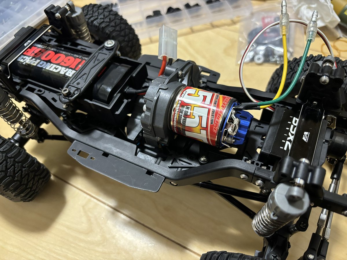 kasky90667020's tweet image. まさかの高級サーボを頂けたので早速取り付けて、モーターもようやく買えたので装着👌
フロントのラテラルロッドなるものも試行錯誤してとりあえず満足いく形に出来ました💮
リアもラテラル作ってみましたが、ストロークに合わせてシャーシが捻れて完全に逆効果でしたので即撤去！不要でした
#cc02