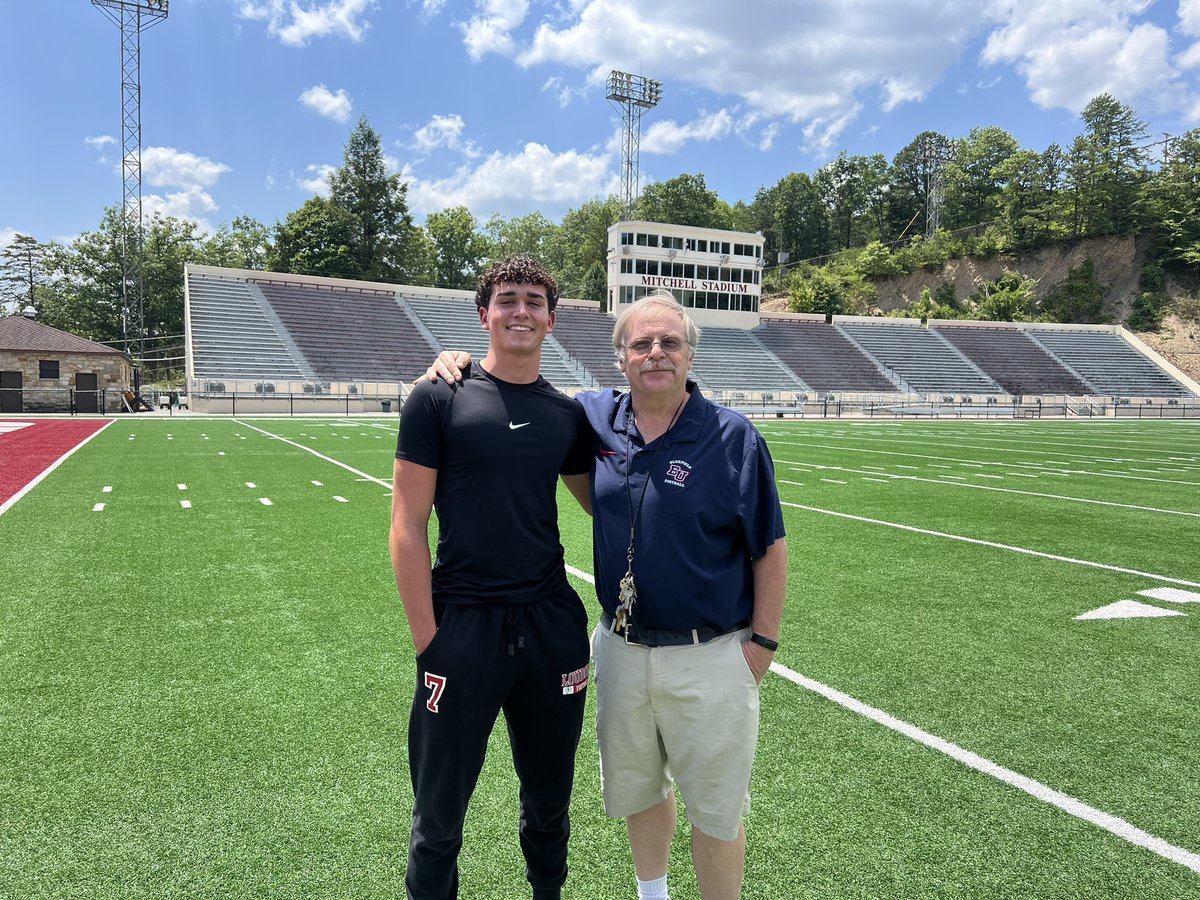 BronsonScriv7's tweet image. After a great campus visit with Coach Dewey Lusk, I am honored to have received an offer to be a Bluefield University Ram! #GoRams #7QB @blfduniversity @BURamsFootball @Loudon_Redskins @JesseJack13  @TColston6 @CWilson_NPA @NatlPlaymkrsAca @CSmithScout @QBHitList @MaxPreps