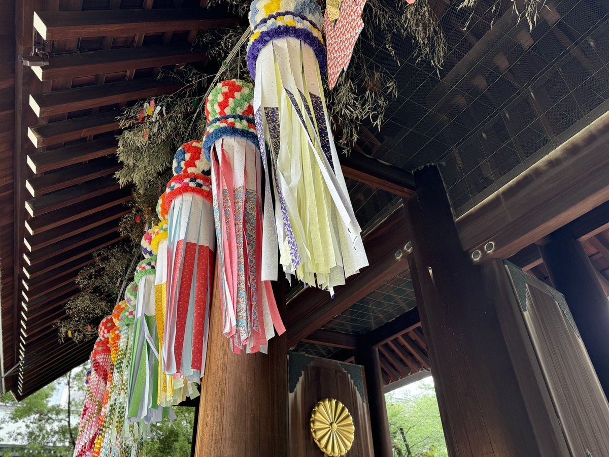 i_tsukasa_i_K's tweet photo. 各地で、みたままつり を見かける時期ですね。
靖國神社も多くの方々が参拝されていました☺️若い方多かったなぁ
トメさんのたまご丼ぜひ食べてみて下さい✨

今年も懸雪洞を献灯させて頂き
夜になると雪洞も、みあかし もあかりが灯り、更に素敵です。
靖國神社の #みたままつり
は今日が最終日です☺

舞台で一緒だった
珠ちゃんと小絵さんの雪洞も☺

夜の写真は何年か前の物だけど
夜はこんな感じです。

御霊が安らかであります様に。