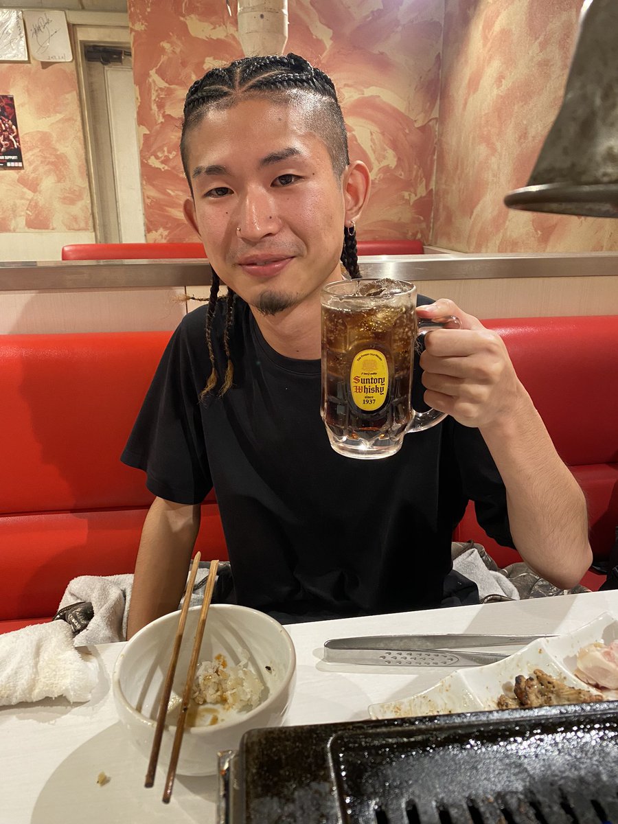 coparkhairgogo's tweet photo. スタッフ 蓮の誕生日会やりましたぁ〜🎂
21歳おめでとう〜🎊
あと、コーンロウ VOL 3 です。😎
VOL 2 は載せ忘れました。🥹
#coparkhair #copark #コパークヘアー #コパーク #ホットペッパービューティー #ネット予約 #hair #理容室 #理容 #床屋 #ヘアーサロン #誕生日 #こーんろう #焼肉 #丸喜 https://t.co/DjAhoVcYol