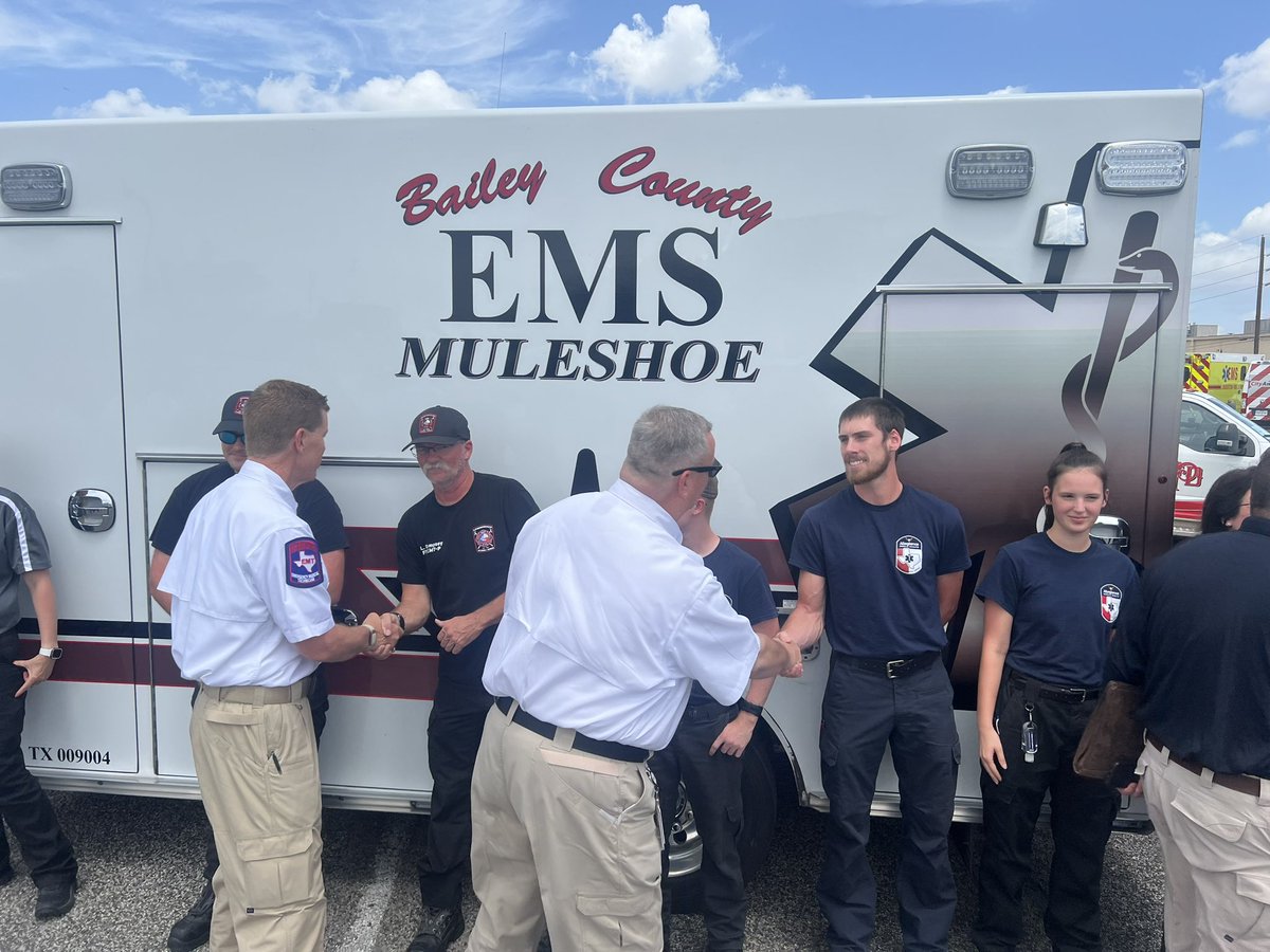 TDEM's tweet photo. Chief Kidd joined @GovAbbott, @TexasDSHS, @TXEMTF, and local officials in Houston to thank first responders who have worked around the clock to support Texans impacted by Hurricane #Beryl.
These dedicated responders continue to assist with response and recovery efforts.
#txwx https://t.co/AqcJ0A4brD