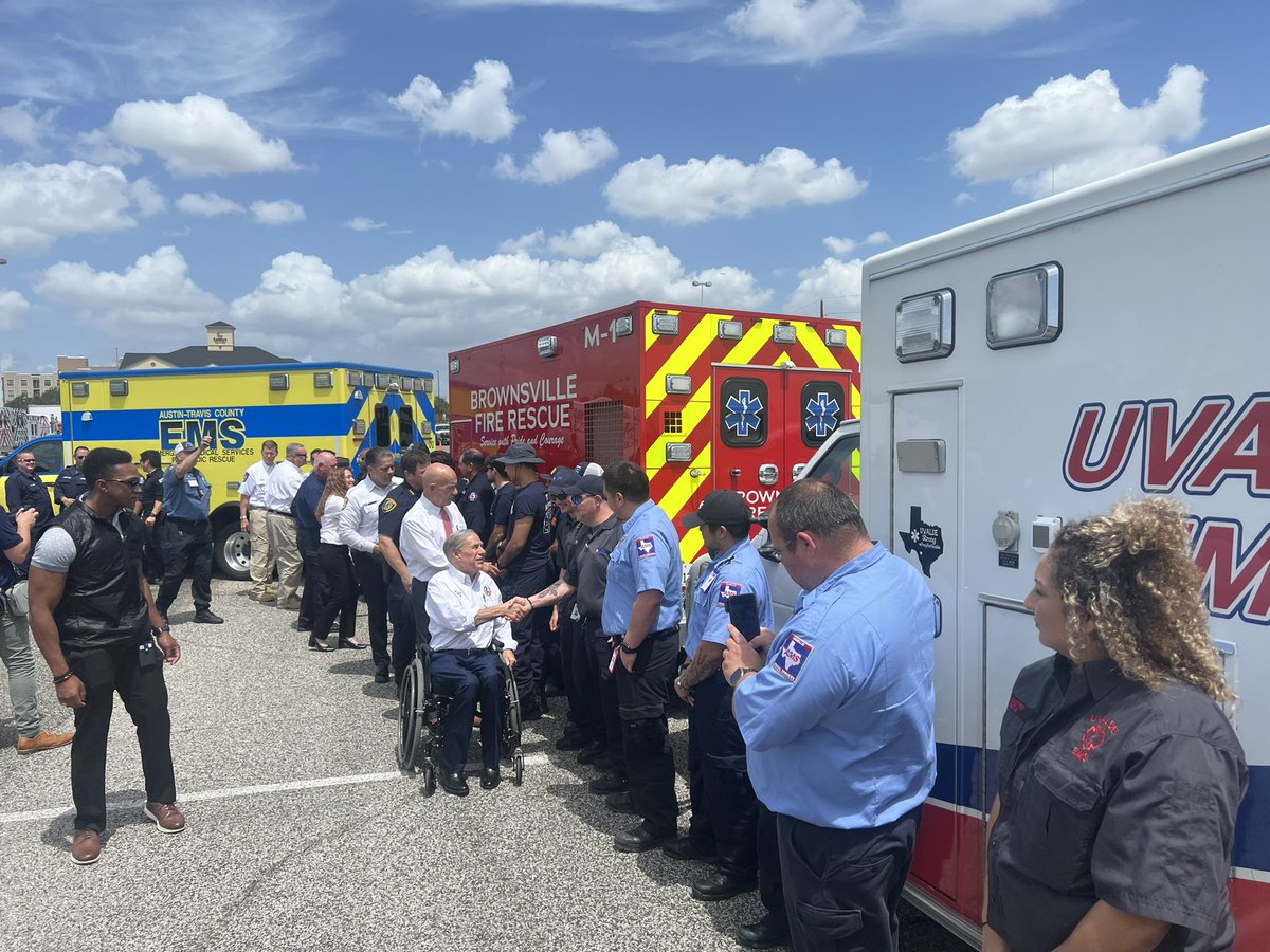 TDEM's tweet photo. Chief Kidd joined @GovAbbott, @TexasDSHS, @TXEMTF, and local officials in Houston to thank first responders who have worked around the clock to support Texans impacted by Hurricane #Beryl.
These dedicated responders continue to assist with response and recovery efforts.
#txwx https://t.co/AqcJ0A4brD