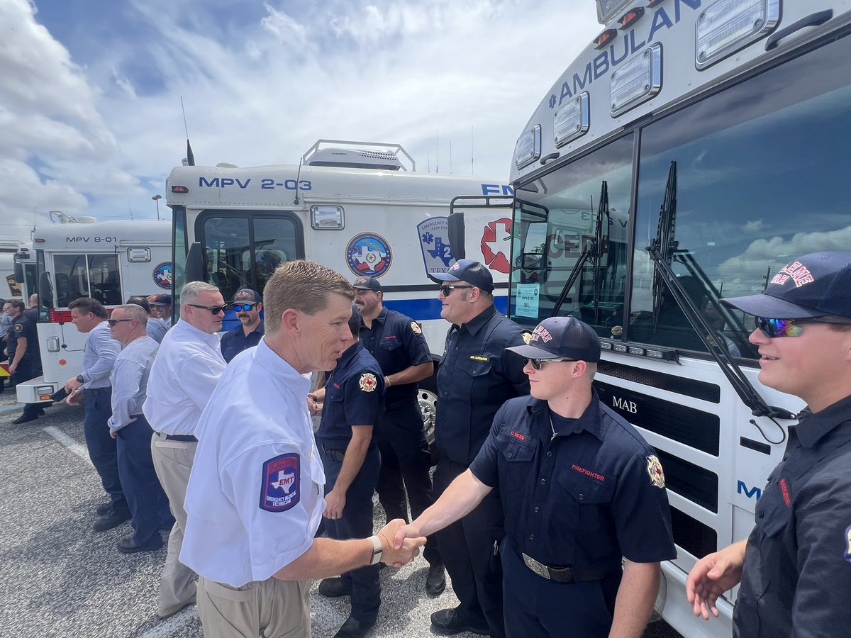 TDEM's tweet photo. Chief Kidd joined @GovAbbott, @TexasDSHS, @TXEMTF, and local officials in Houston to thank first responders who have worked around the clock to support Texans impacted by Hurricane #Beryl.
These dedicated responders continue to assist with response and recovery efforts.
#txwx https://t.co/AqcJ0A4brD