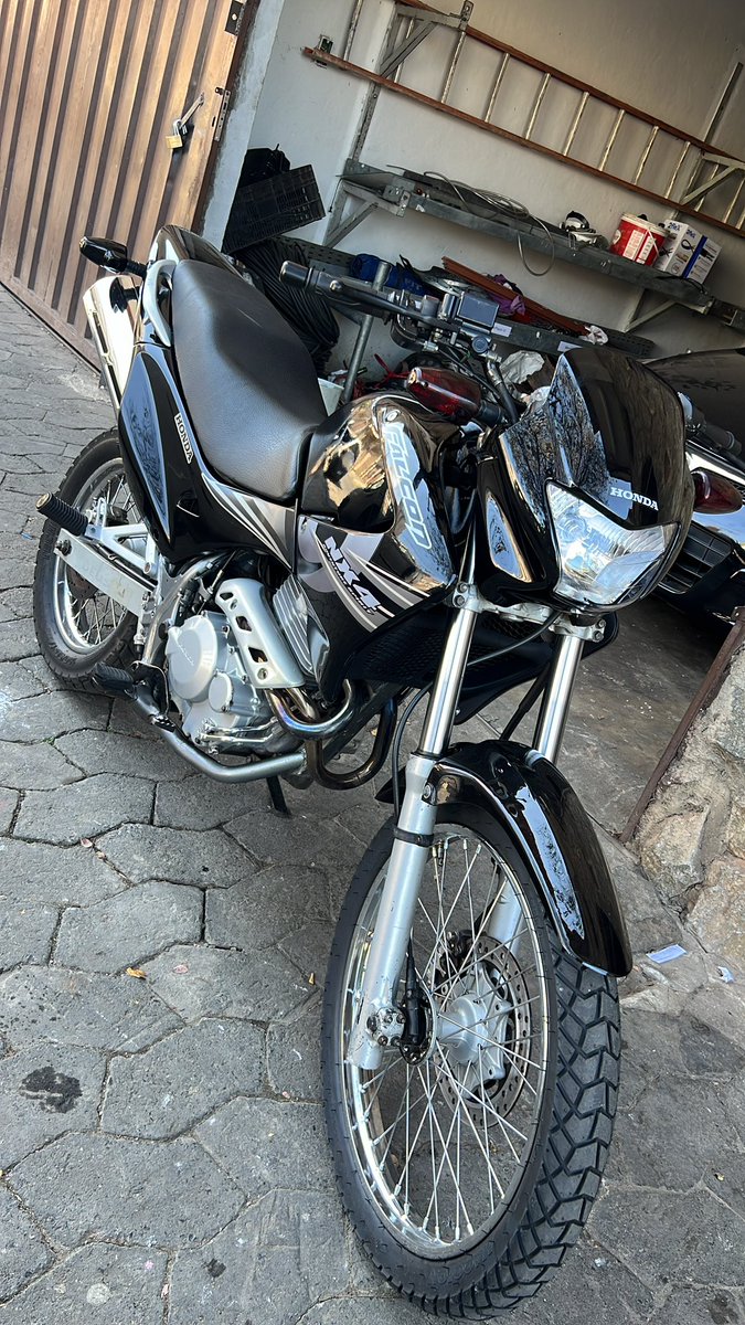 PatrikEstevam's tweet photo. Galera to vendendo essa falcon , doc 2024 , sem multa , transferência paga , moto tem nada pra fazer só pegar e andar , zera de tudo, quem puder da aquele rt pra ajudar , só força 👏🏾 quero 14,500 💸🥳 somente venda ! https://t.co/06hmF8sqnR