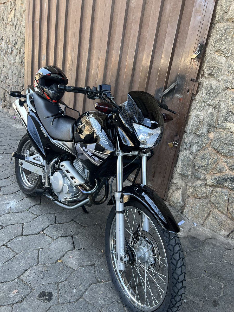 PatrikEstevam's tweet photo. Galera to vendendo essa falcon , doc 2024 , sem multa , transferência paga , moto tem nada pra fazer só pegar e andar , zera de tudo, quem puder da aquele rt pra ajudar , só força 👏🏾 quero 14,500 💸🥳 somente venda ! https://t.co/06hmF8sqnR