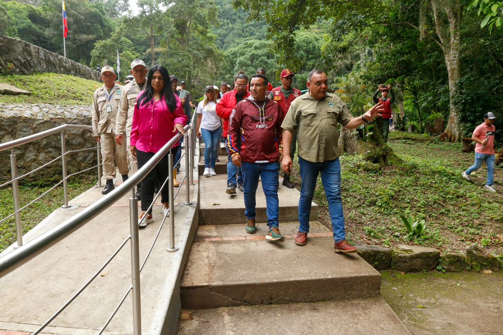 JosueLorcaV's tweet photo. En el marco de esta celebración, agradecemos a nuestro Presidente @NicolasMaduro por este gran regalo al pueblo de Caripe, a Team Furia, @JuntosTEP y nuestro equipo de @MinecOficial quienes hicieron posible la remodelación integral de las instalaciones. https://t.co/hAJVNfCiZR