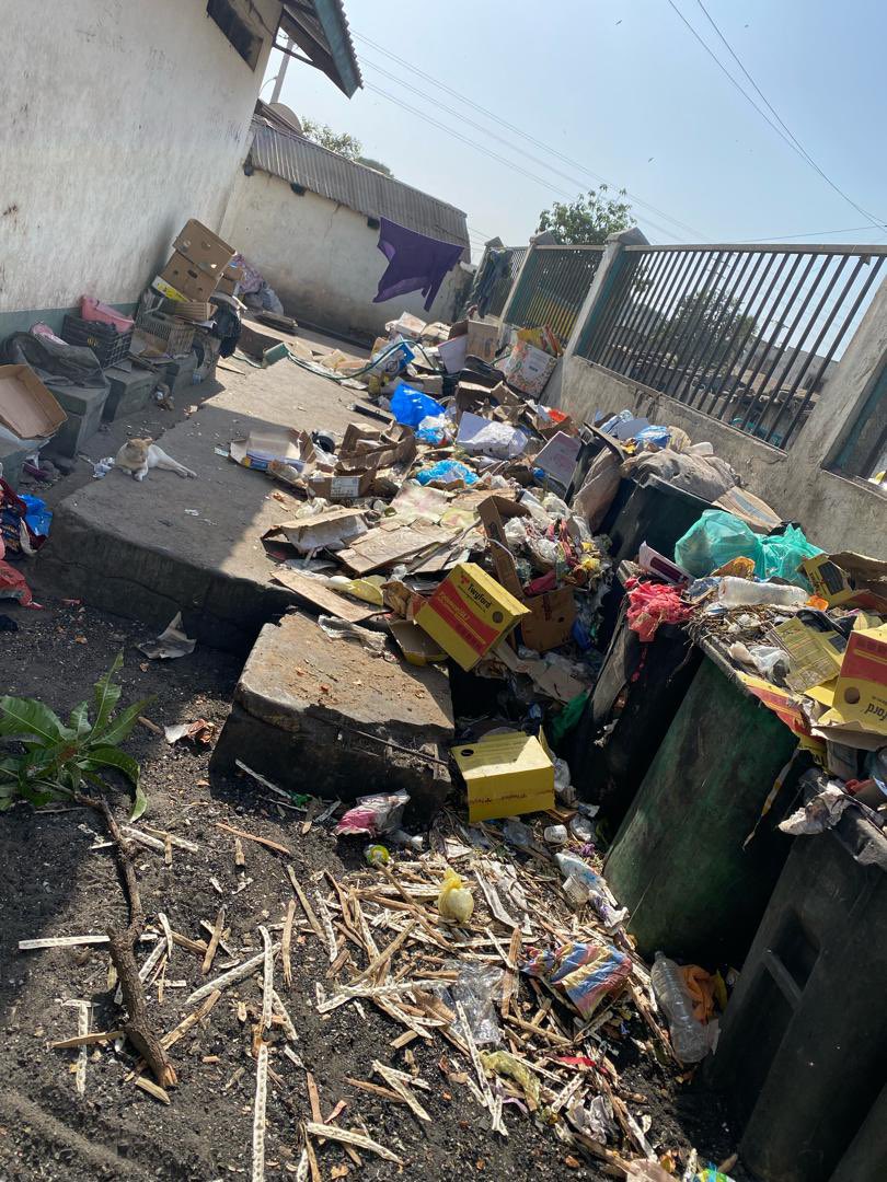 kmredcross's tweet photo. @kmredcross Our Tallinding community-based Red Cross Link volunteers, in collaboration with the local community, conducted a cleansing exercise at the market on Sunday. The activity aimed to promote a healthy environment for the vendors. https://t.co/uqyNpqhizv