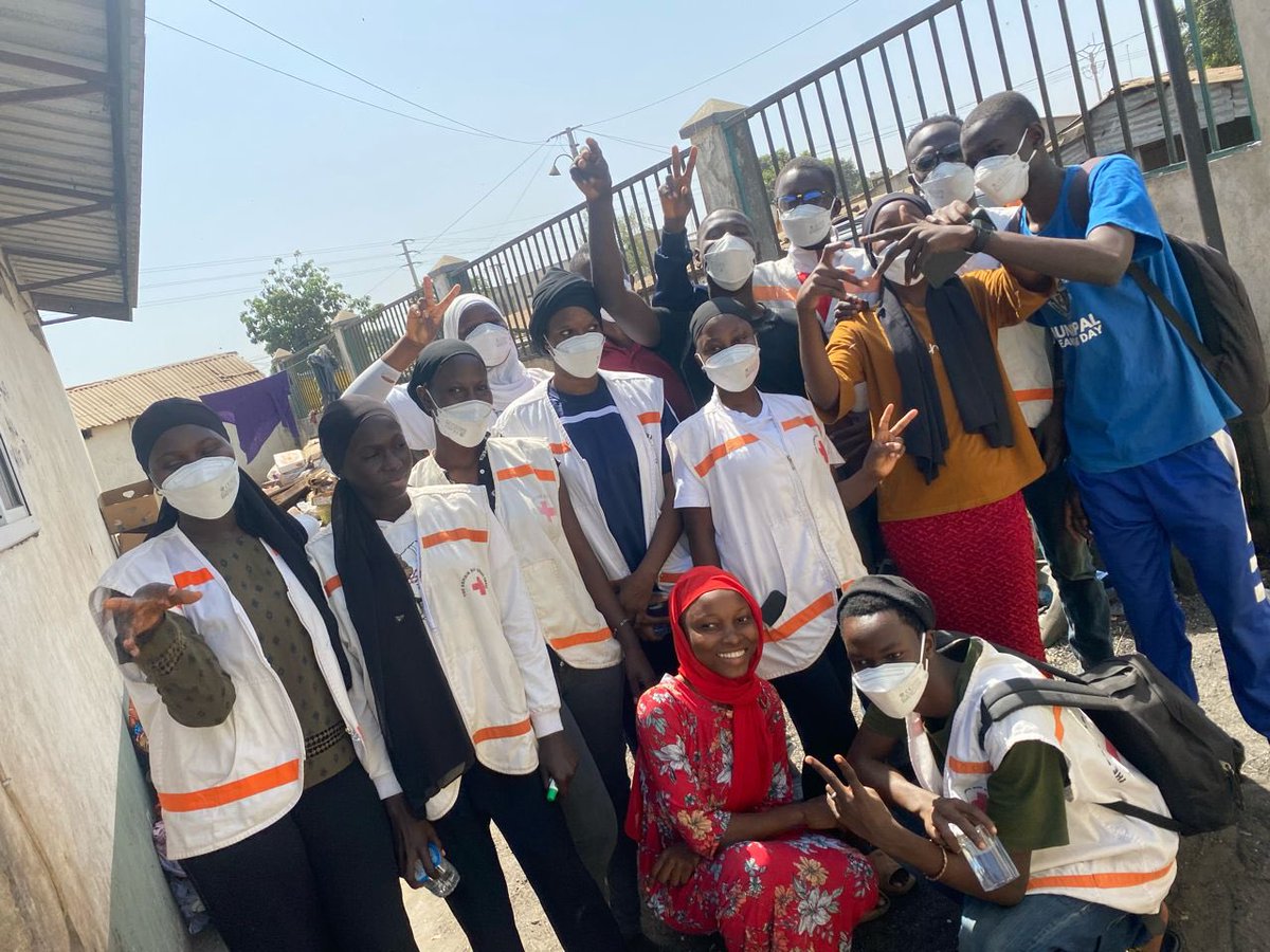 kmredcross's tweet photo. @kmredcross Our Tallinding community-based Red Cross Link volunteers, in collaboration with the local community, conducted a cleansing exercise at the market on Sunday. The activity aimed to promote a healthy environment for the vendors. https://t.co/uqyNpqhizv
