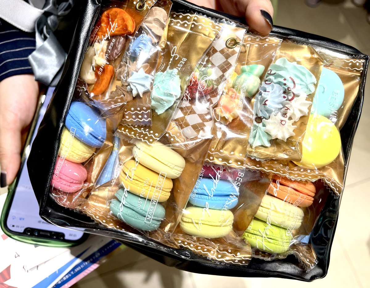 jcraftbear's tweet photo. 明日フェス(@asufesjp )に遊びに来てくれた至都。さん(@310ge15yu46lu9 )のプリマトルテさんの作品詰めたバッグすごかったー🧸🍰

写真撮らせて頂きました📷

そしてサイドにはBLUE BEARの熊チャーム付けてくれてるの嬉しいです🐻‍❄️💙

#明日フェス https://t.co/7TehFfp8Ie