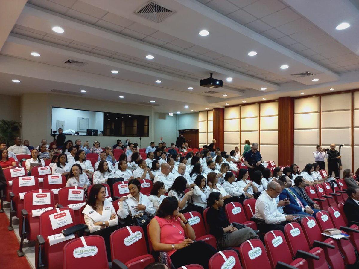 InkaMattila's tweet photo. Felices aportar con una mirada de oportunidades con  #innovación @pnudrd en el marco del 6to. aniversario del @CentroMipymes @PUCMM y de graduación de los programas especiales en alianza con @MIC_RD y en colaboración con el @BancoBHD - Gracias por el espacio y #alianza 🙏☀️ https://t.co/QoWUOpsKAQ