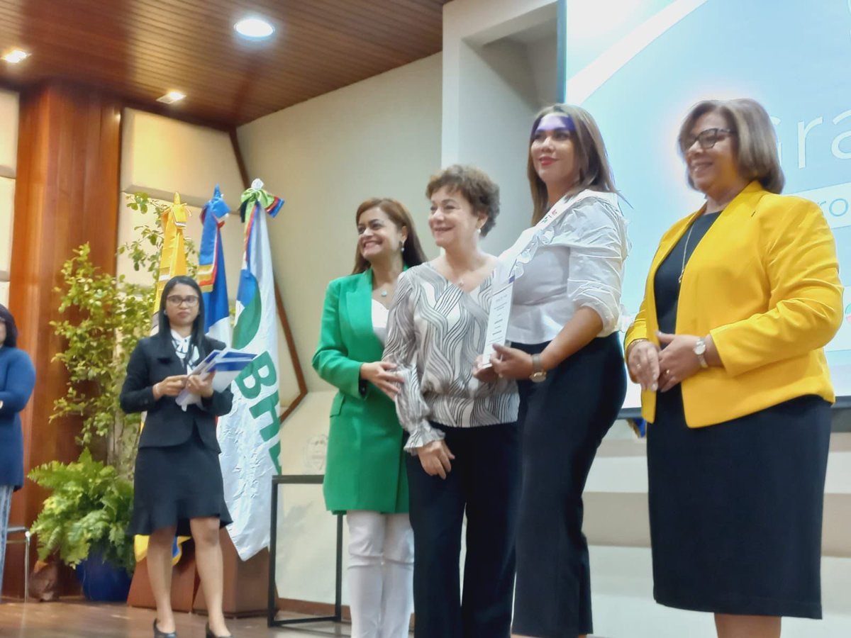 InkaMattila's tweet photo. Felices aportar con una mirada de oportunidades con  #innovación @pnudrd en el marco del 6to. aniversario del @CentroMipymes @PUCMM y de graduación de los programas especiales en alianza con @MIC_RD y en colaboración con el @BancoBHD - Gracias por el espacio y #alianza 🙏☀️ https://t.co/QoWUOpsKAQ