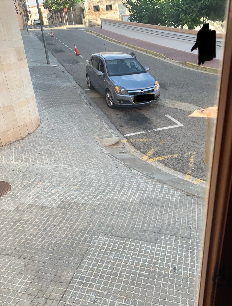 FuxetMaria's tweet photo. 15/7/24, 17:39.  La senyalització excepcional ens recorda que aquí no s’hi pot aparcar. Aquest veí porta 15 minuts amb el motor en marxa. És sorollós, fa calor i a casa tenim la finestra oberta. Demano al conductor que SI US PLAU apagui el motor. @AjTorredembarra @elmonictorre https://t.co/R5NlflbUat