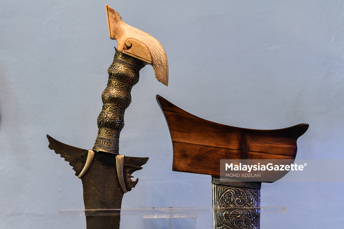 MalaysiaGazette's tweet photo. Sundang – Warisan Senjata Melayu
Antara sundang darjat dengan ukiran yang unik dikumpul Ustaz Muhammad Al-Amin ketika tinjauan lensa Malaysia Gazette di Al Amin Travel, Shah Alam.
Foto : MOHD ADZLAN
#malaysiagazette #lensamg #sundang #pedangmelayulama https://t.co/wCsCtGhf1r