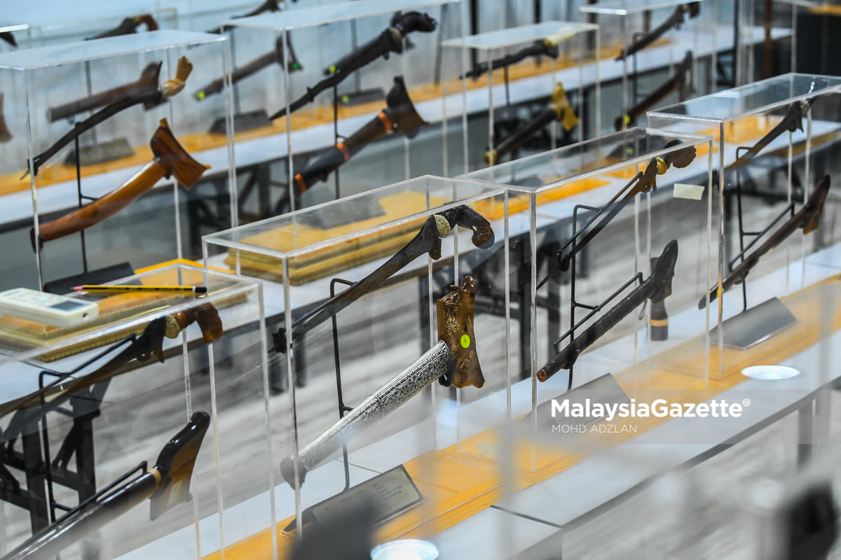 MalaysiaGazette's tweet photo. Sundang – Warisan Senjata Melayu
Antara sundang darjat dengan ukiran yang unik dikumpul Ustaz Muhammad Al-Amin ketika tinjauan lensa Malaysia Gazette di Al Amin Travel, Shah Alam.
Foto : MOHD ADZLAN
#malaysiagazette #lensamg #sundang #pedangmelayulama https://t.co/wCsCtGhf1r