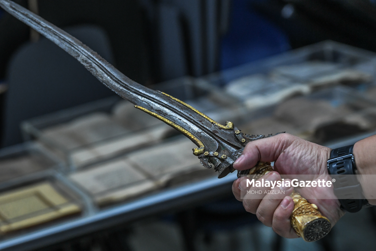 MalaysiaGazette's tweet photo. Sundang – Warisan Senjata Melayu
Antara sundang darjat dengan ukiran yang unik dikumpul Ustaz Muhammad Al-Amin ketika tinjauan lensa Malaysia Gazette di Al Amin Travel, Shah Alam.
Foto : MOHD ADZLAN
#malaysiagazette #lensamg #sundang #pedangmelayulama https://t.co/wCsCtGhf1r