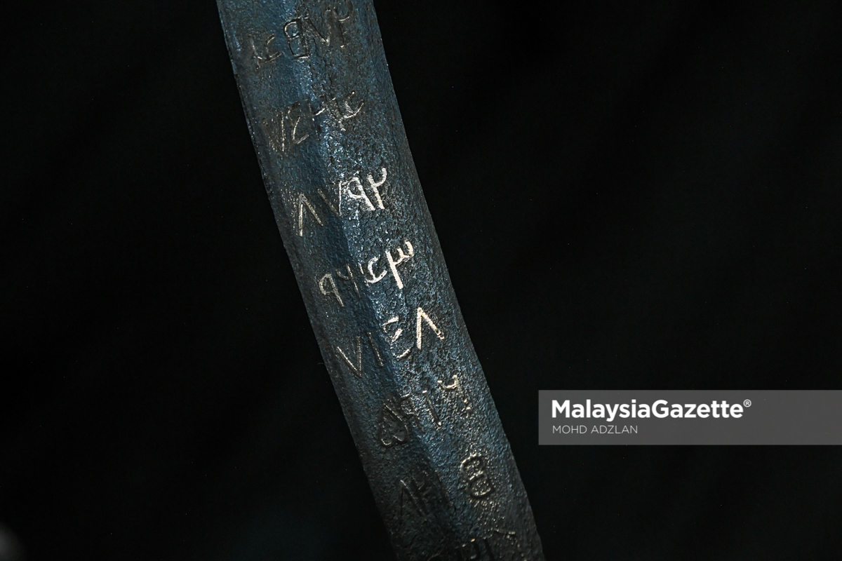 MalaysiaGazette's tweet photo. Sundang – Warisan Senjata Melayu
Antara sundang darjat dengan ukiran yang unik dikumpul Ustaz Muhammad Al-Amin ketika tinjauan lensa Malaysia Gazette di Al Amin Travel, Shah Alam.
Foto : MOHD ADZLAN
#malaysiagazette #lensamg #sundang #pedangmelayulama https://t.co/wCsCtGhf1r