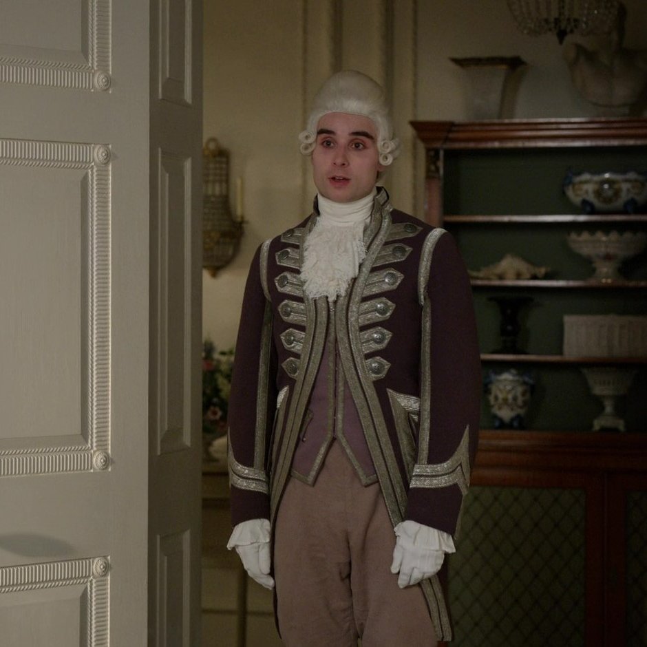 _col_ei_ale_'s tweet photo. Footman John making his 2 second appearance in s3 before going back to figuring out how to get theo and eloise back together🤭 https://t.co/SujipW1EyU