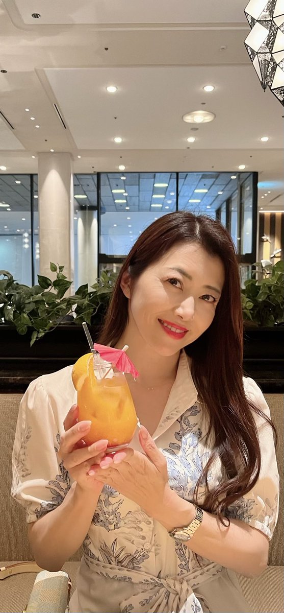 昨夜は食前酒にカクテル🍸
紹興酒の5、10、15年の呑み比べと美味しい中華料理いただきました^_^
また紹興酒🥃味わいたいなぁ https://t.co/um6xHN0f06