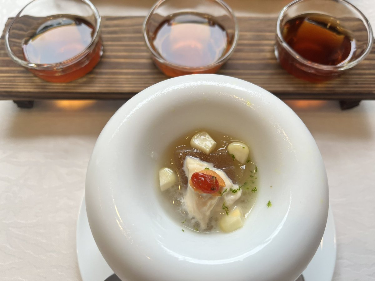 昨夜は食前酒にカクテル🍸
紹興酒の5、10、15年の呑み比べと美味しい中華料理いただきました^_^
また紹興酒🥃味わいたいなぁ https://t.co/um6xHN0f06