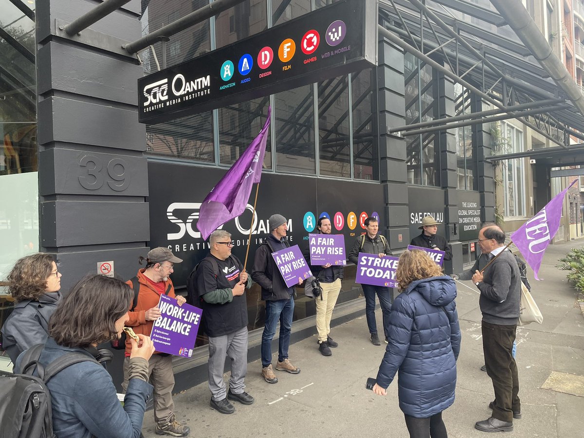 Dave_Brophy's tweet image. Out supporting the @NTEUnion strike at @SAEInstituteAUS. They’ve had 2yrs of negotiations and still no EA + insulting pay offer of 1c/hour above the award.