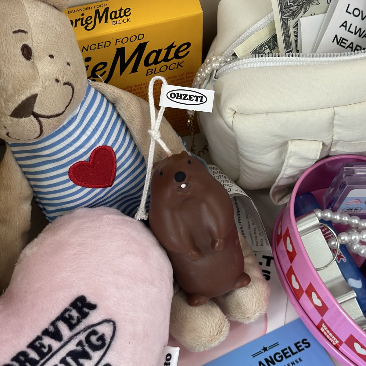 #RT #RTEVENT 출시 한 달여만에 판매량 5,000여개를 달성한 브이 햄스터 캔들이 앵그리 마멋 캔들과 함께 나타났어요,,,,카카오톡 선물하기에서 구매시 포에버영클럽 타포린백까지 함께 드려요,,,짱이죠,,,알티만 해주시면 세 분을 추첨해서 이 단독 구성을 선물로 또 드려요,,,,더 짱이죠,,,많관부,,,