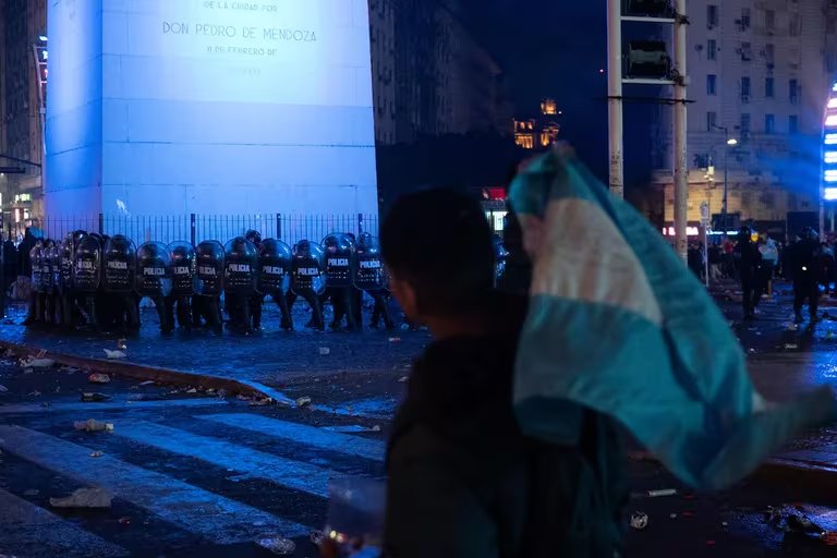 Lautafym's tweet photo. Festejos de la Selección 

Sin libertad / Ahora con libertad https://t.co/Kdh2LmXxNG
