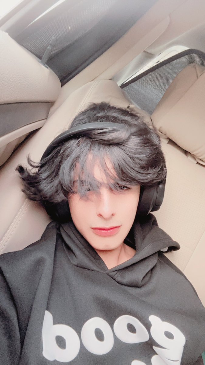 شعري فوضى من الهواء😡