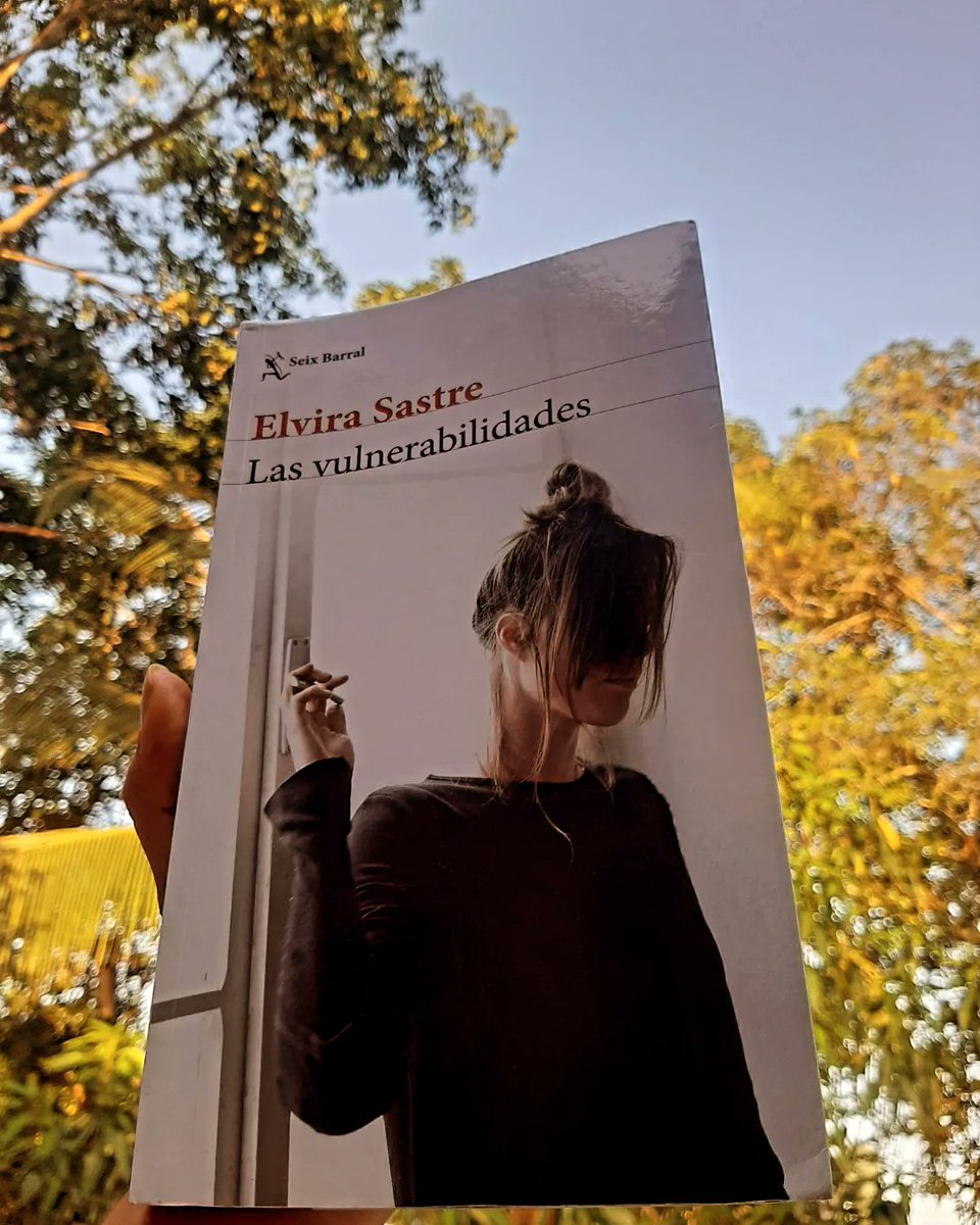 Apriles_06's tweet photo. Acabo de terminar el libro y simplemente como lo dijo la autora @elvirasastre "siento que dentro de mí se ha abierto un pozo negro que me asusta mirar" Creo que todos necesitamos tomar conciencia de lo que somos y de lo que ya no somos. Me pregunto ¿dónde nacen nuestra heridas? https://t.co/C7ygFKw5e9