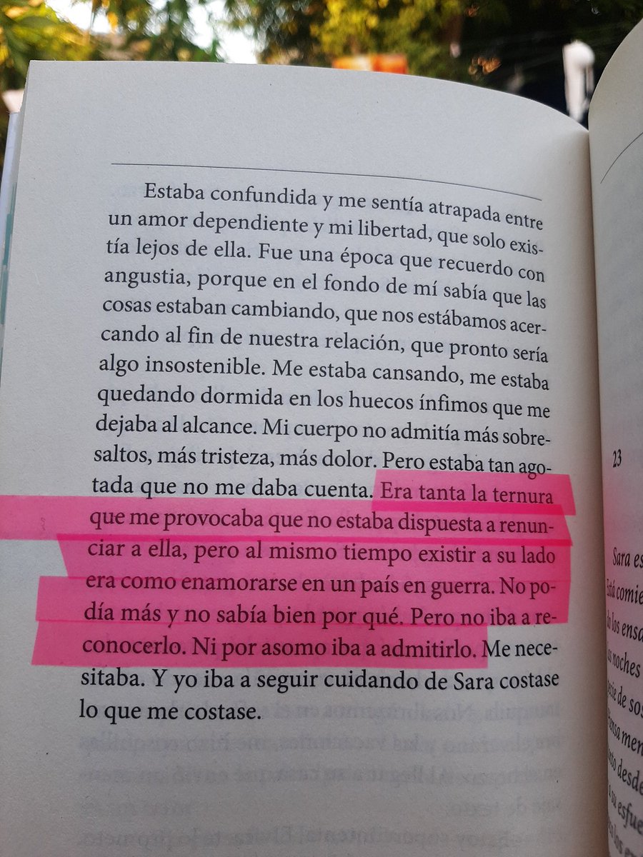 Apriles_06's tweet photo. Acabo de terminar el libro y simplemente como lo dijo la autora @elvirasastre "siento que dentro de mí se ha abierto un pozo negro que me asusta mirar" Creo que todos necesitamos tomar conciencia de lo que somos y de lo que ya no somos. Me pregunto ¿dónde nacen nuestra heridas? https://t.co/C7ygFKw5e9