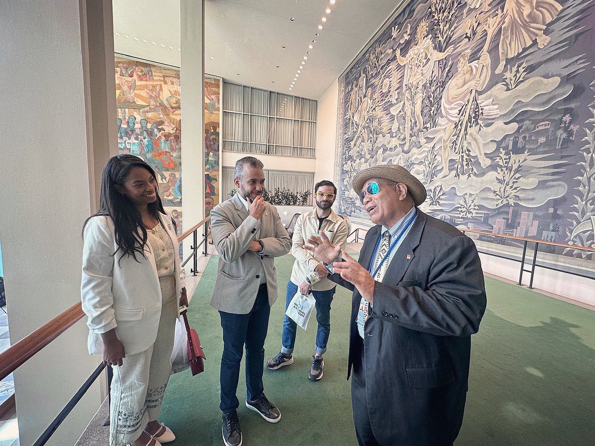 ¡Volvimos por acá! 

Cuando conversamos con Su Excelencia Teburoro Tito, Representante Permanente de la República de Kiribati 🇰🇮 ante las Naciones Unidas 🇺🇳 , sobre nuestra propuesta para una Declaración Universal de Deberes Humanos, de manera diáfana y contundente nos regaló una