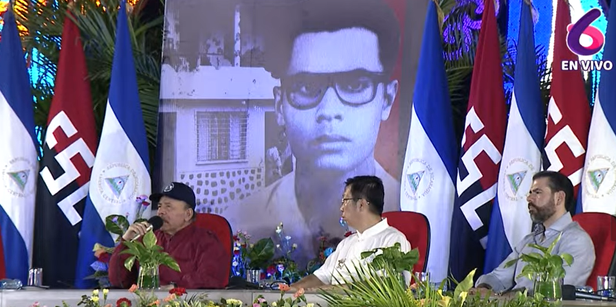 🔴 #AHORA | Presidente de Nicaragua, Daniel Ortega Saavedra: Esta entrega se hace en homenaje a Julio, un homenaje que representa la juventud nicaragüense, dando la vida por nicaragua, luchando por Nicaragua. Toda la juventud nicaragüense es patrimonio de la patria, sin distingo