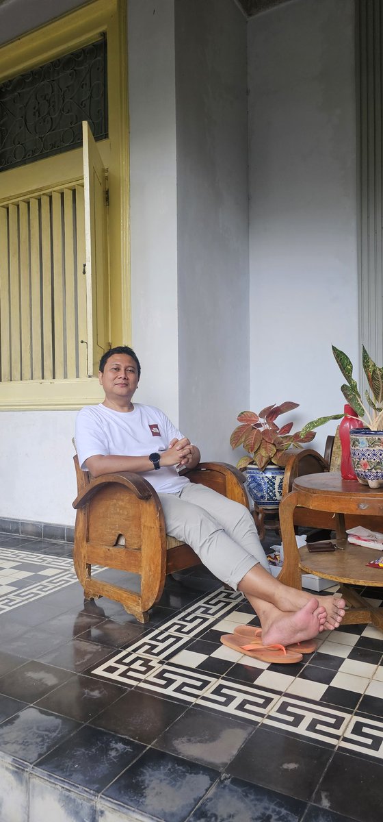 kapan terakhir kali kamu dapat tertidur tenang?
tak perlu memikirkan tentang apa yang akan datang, di esok hari..

Hindia, Secukupnya 
#okesip