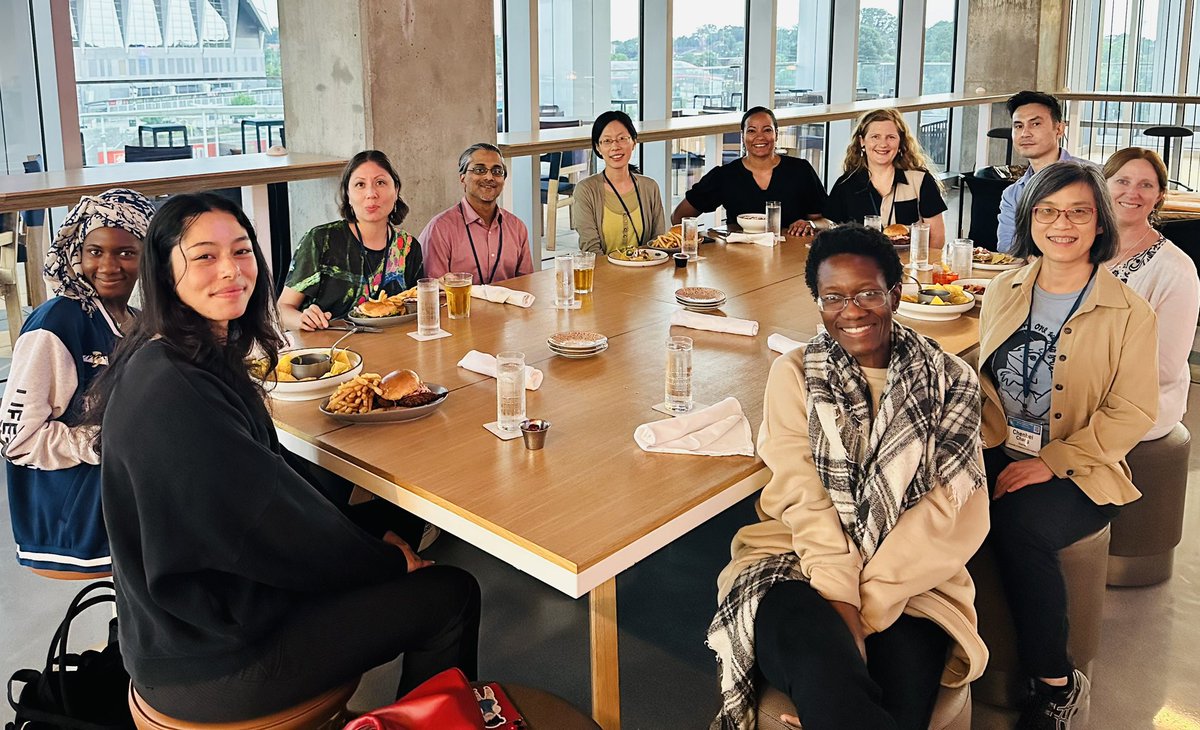 RogersLabUCD's tweet image. Catching up with friends, eating tasty food, and chatting about #NeuralCrest and #DevBio at #2024SDB @SocDevBio! @Chenbei_frog @uribelabrice @Nielab_GT @KerosuoLab @SaxenaLab @HRay_Of_Sun with Twitterless Marcos Simoes-Costa and Max Ezin plus a full grown mini-Max! 🥹